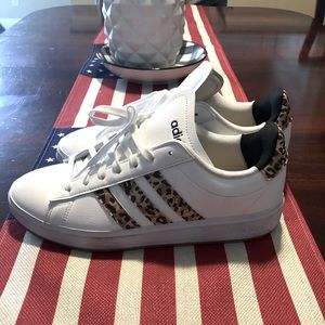 Women’s Adidas sneakers size 10. Like new